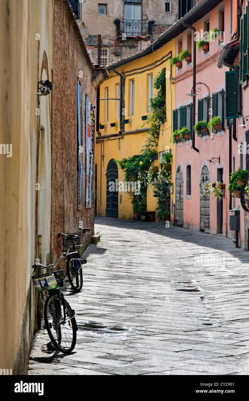 Lucca Italien, bunte Straße und Hausfassaden Stockfoto