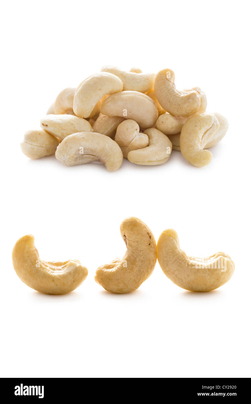 Makro Nahaufnahme von geschälten Cashew-Nüssen, isoliert auf weißem Hintergrund Stockfoto
