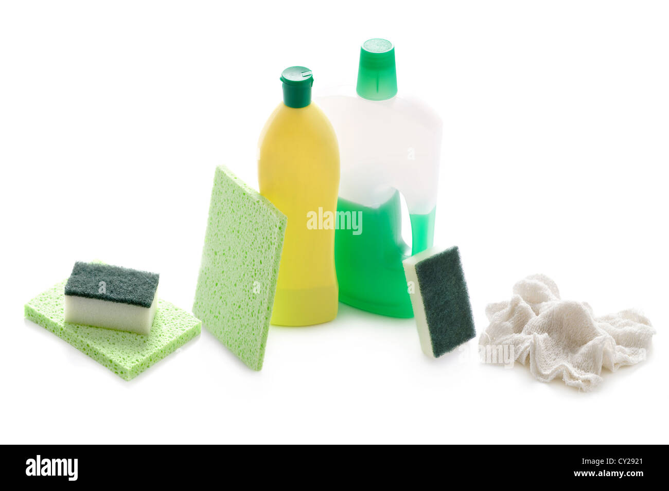 Küche oder im Bad, Reinigungsmittel und Zubehör auf einem weißen Hintergrund isoliert Stockfoto