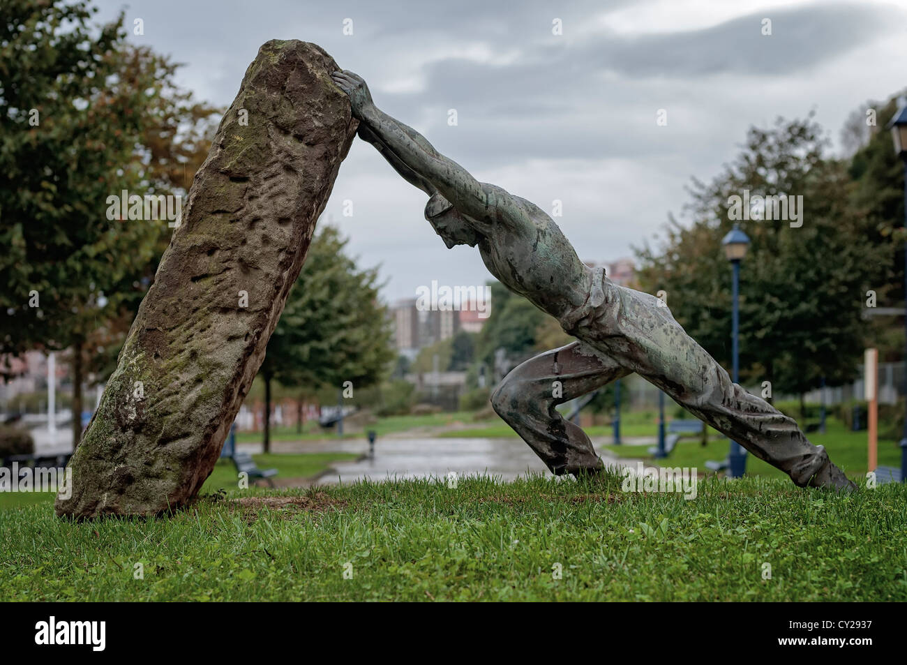 Bronze-Skulptur, Darstellung des Kampfes des Mannes, der Ría Kanal. Portugalete, Bilbao, Vizcaya, Baskisches Land, Spanien, Europa Stockfoto