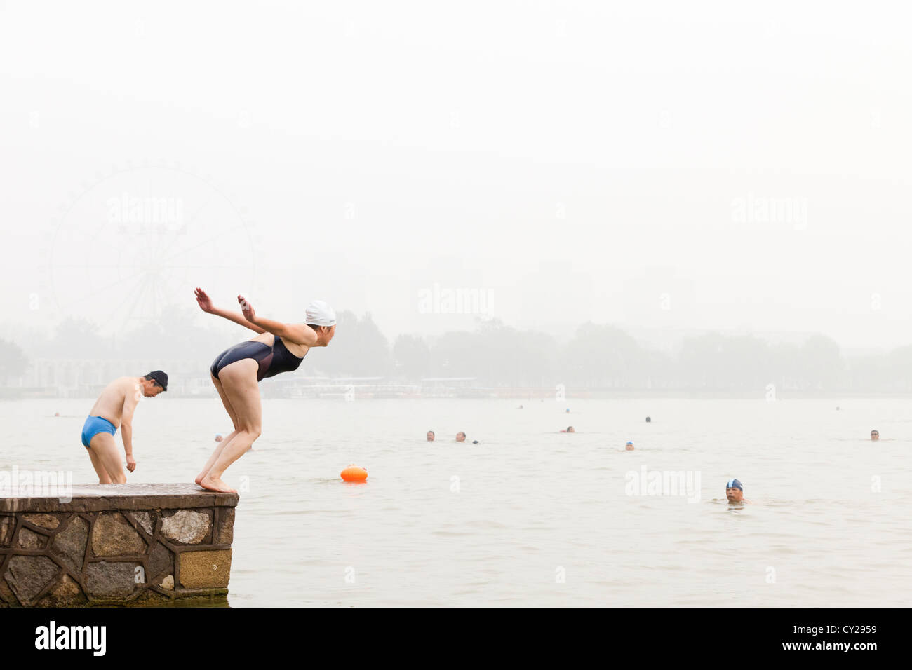 Zwei alte Damen Tauchen im See am Shuishang Park, Tianjin, China. Stockfoto
