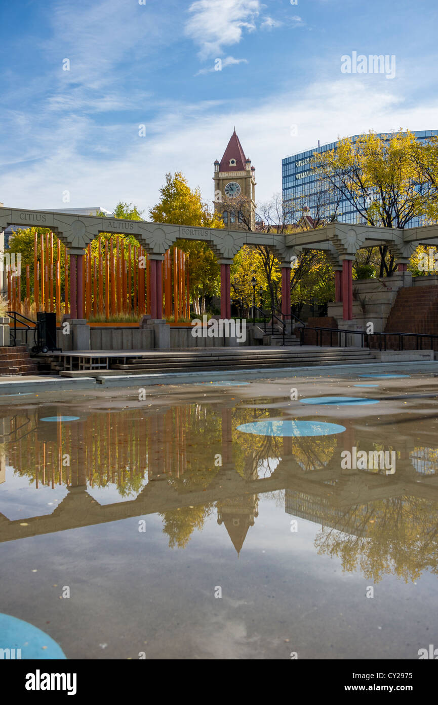 Calgary-Rathaus spiegelt sich im Olympic Plaza pool Stockfoto