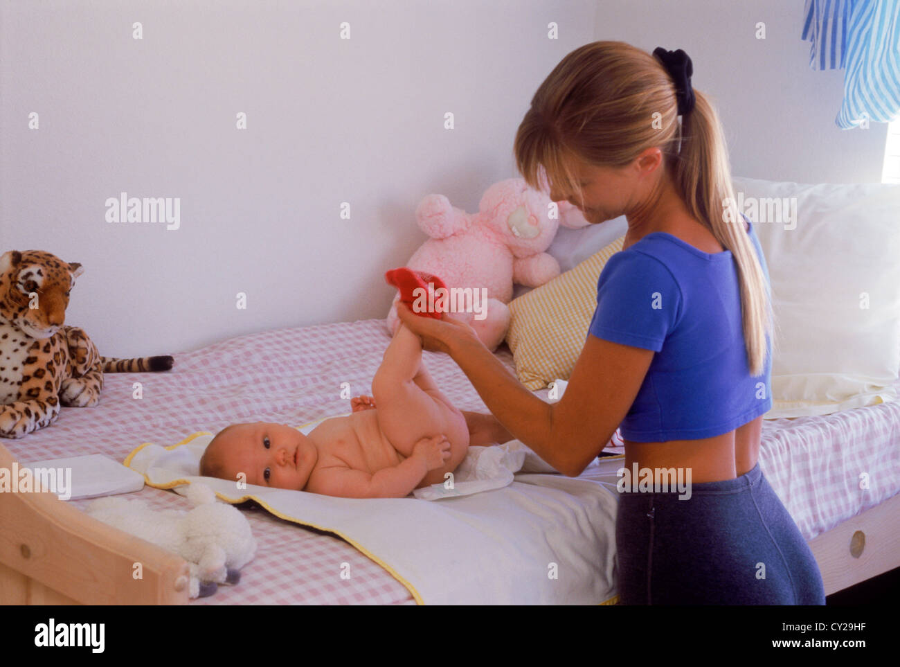 Mutter Babys Windel zu Hause im Bett ändern Stockfotografie Alamy