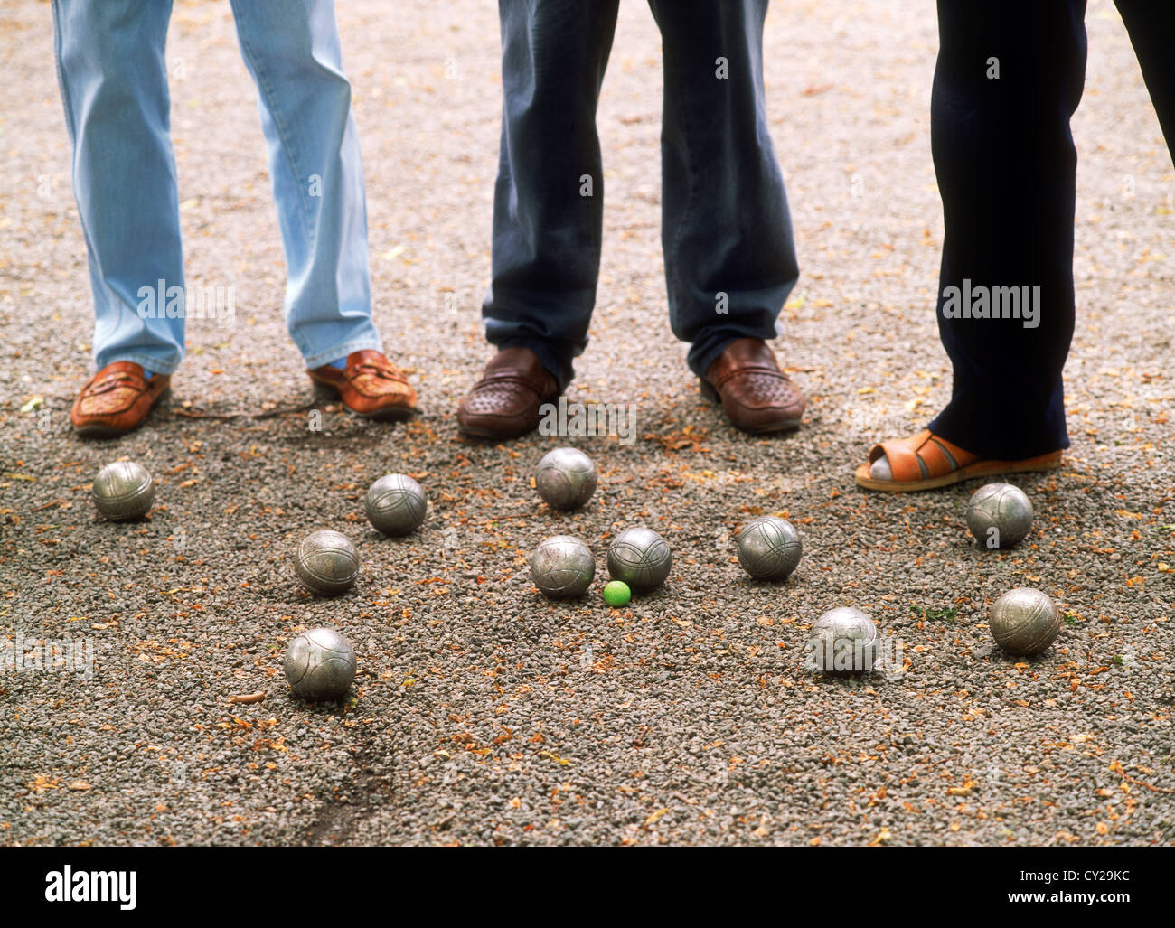 Männer und Frauen spielen Boule in den Parks der Stadt oder Gemeinde in ganz Europa Stockfoto