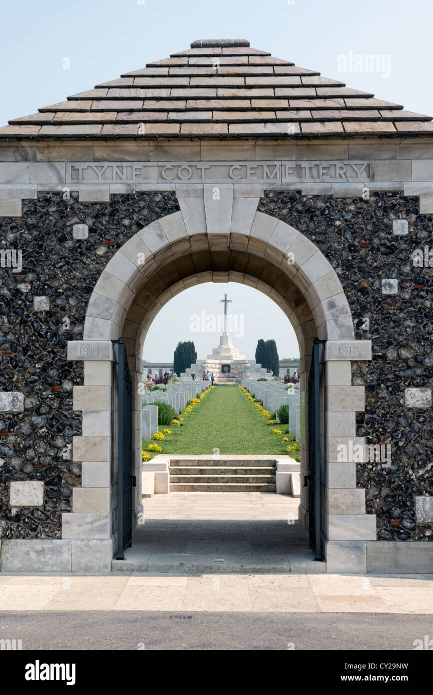 Der Eingang zum Tyne Cot Soldatenfriedhof und Gedenkstätte Passchendael Stockfoto