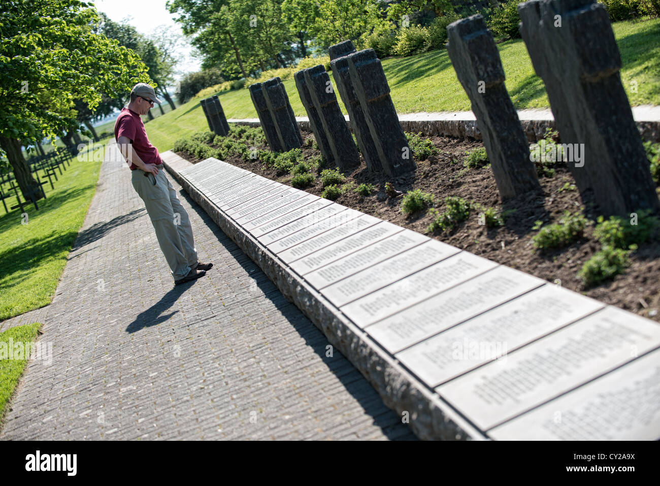 Ein Tourist besucht von der WW1 Deutscher Soldatenfriedhof bei Neuville Saint-Vaast Stockfoto