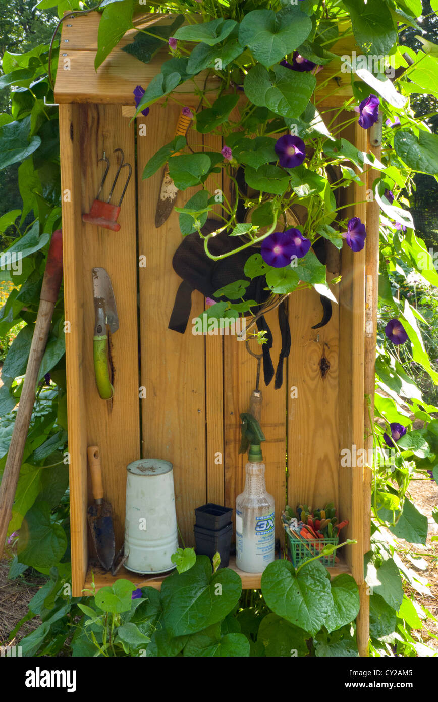 Gartengeräte, gespeichert in einer einzigartigen Garten Aufbewahrungsbox, gemeinschaftlichen Garten Yarmouth Maine Stockfoto