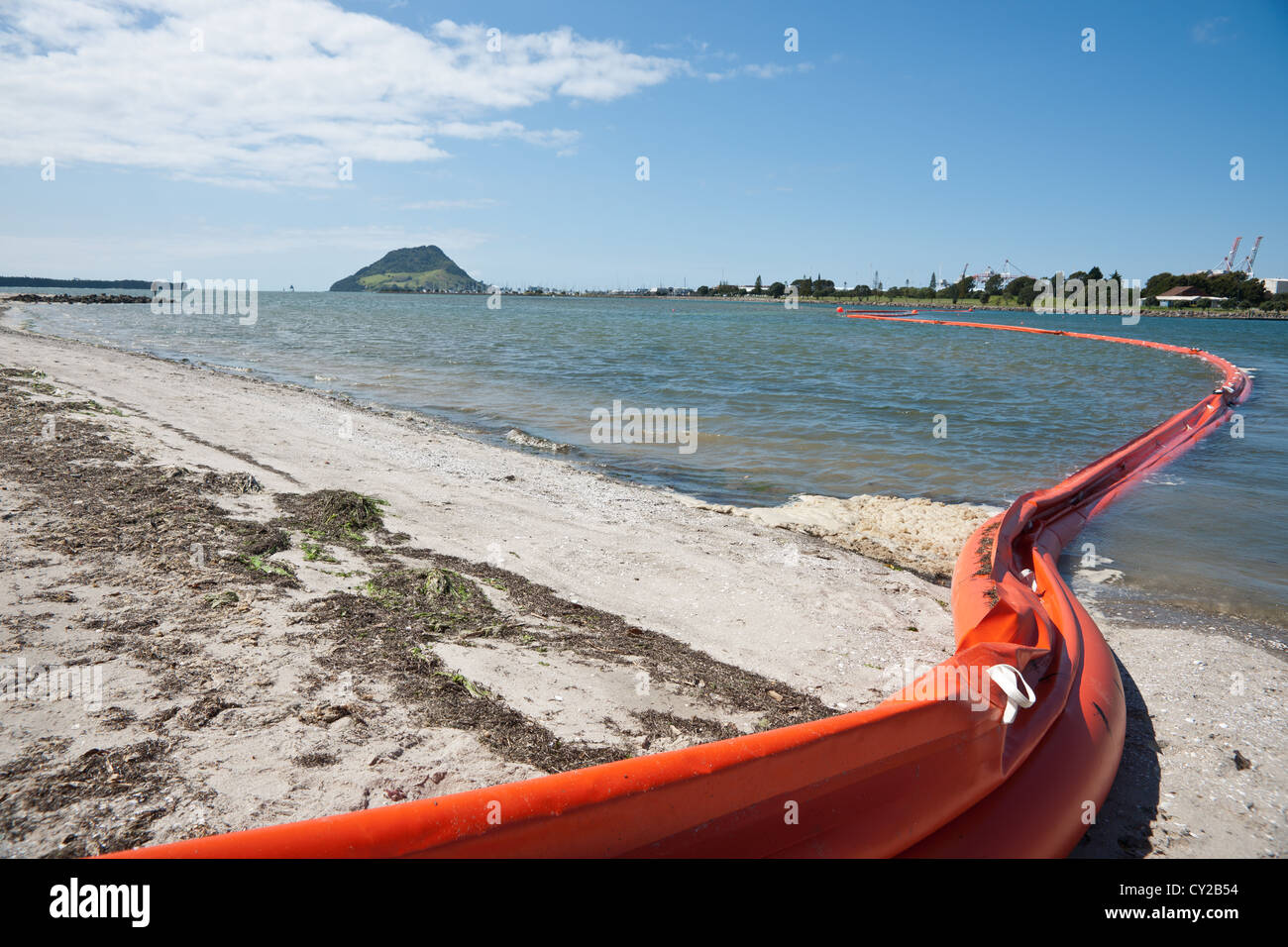 Aufblasbare Öl-Boom erstreckt sich über Tauranga Hafen, Hafen Strände vor Ölpest von Erdung der Rena 2011 zu schützen Stockfoto