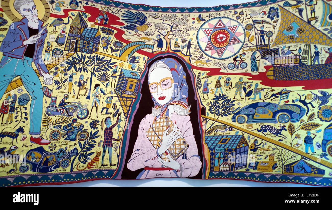 Grayson Perry Walthamstow Tapestry Detail Frau umklammert Handtasche & Jugend mit Switchblade Messer auf Ausstellung in London England UK KATHY DEWITT Stockfoto