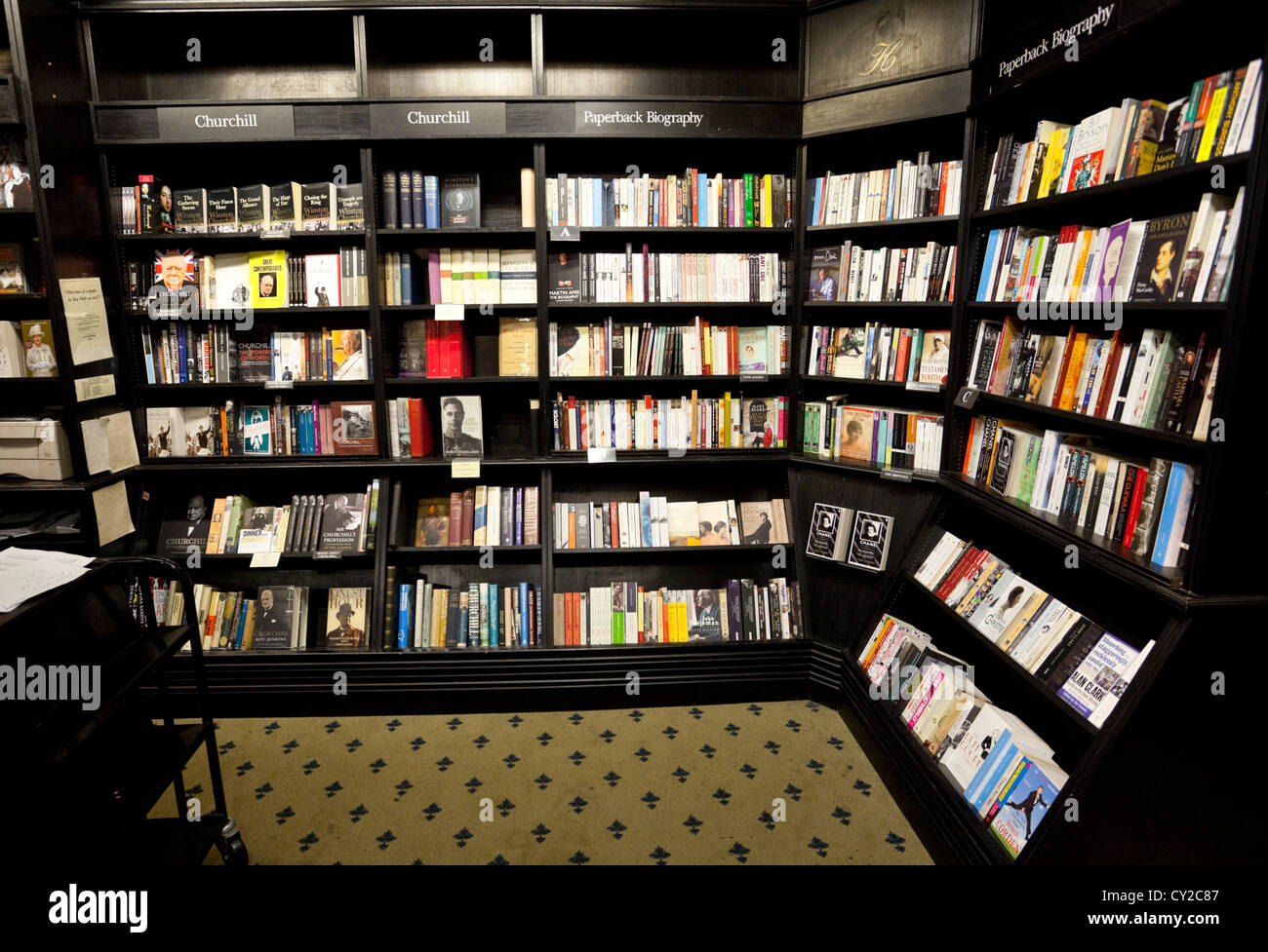 Regale mit Büchern, Buchhandlung Hatchards, London, England, Großbritannien. Stockfoto