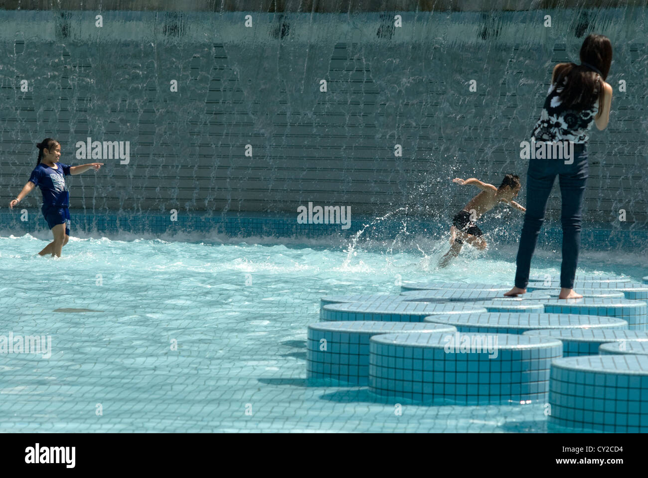 Kinder haben Spaß im Wasserpark der Petronas Towers in Kuala Lumpur, Malaysia Stockfoto