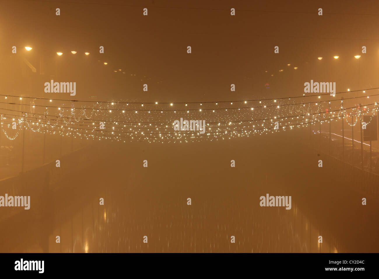 eine erstaunliche Neblige Sicht einer Winternacht die Navigli Mailands bei Nachtaufnahmen, Italien, Nacht, Nacht, Nebel, Nebel, Nebel Stockfoto