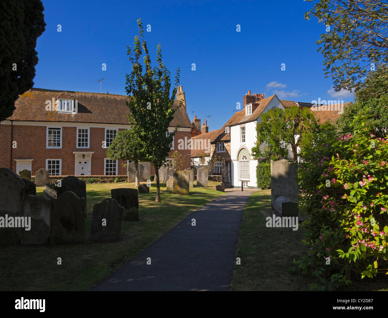 Kirchplatz, Rye, Sussex. Eine malerische Straße beherbergt alte neben dem Kirchhof in der historischen Stadt Rye. Stockfoto