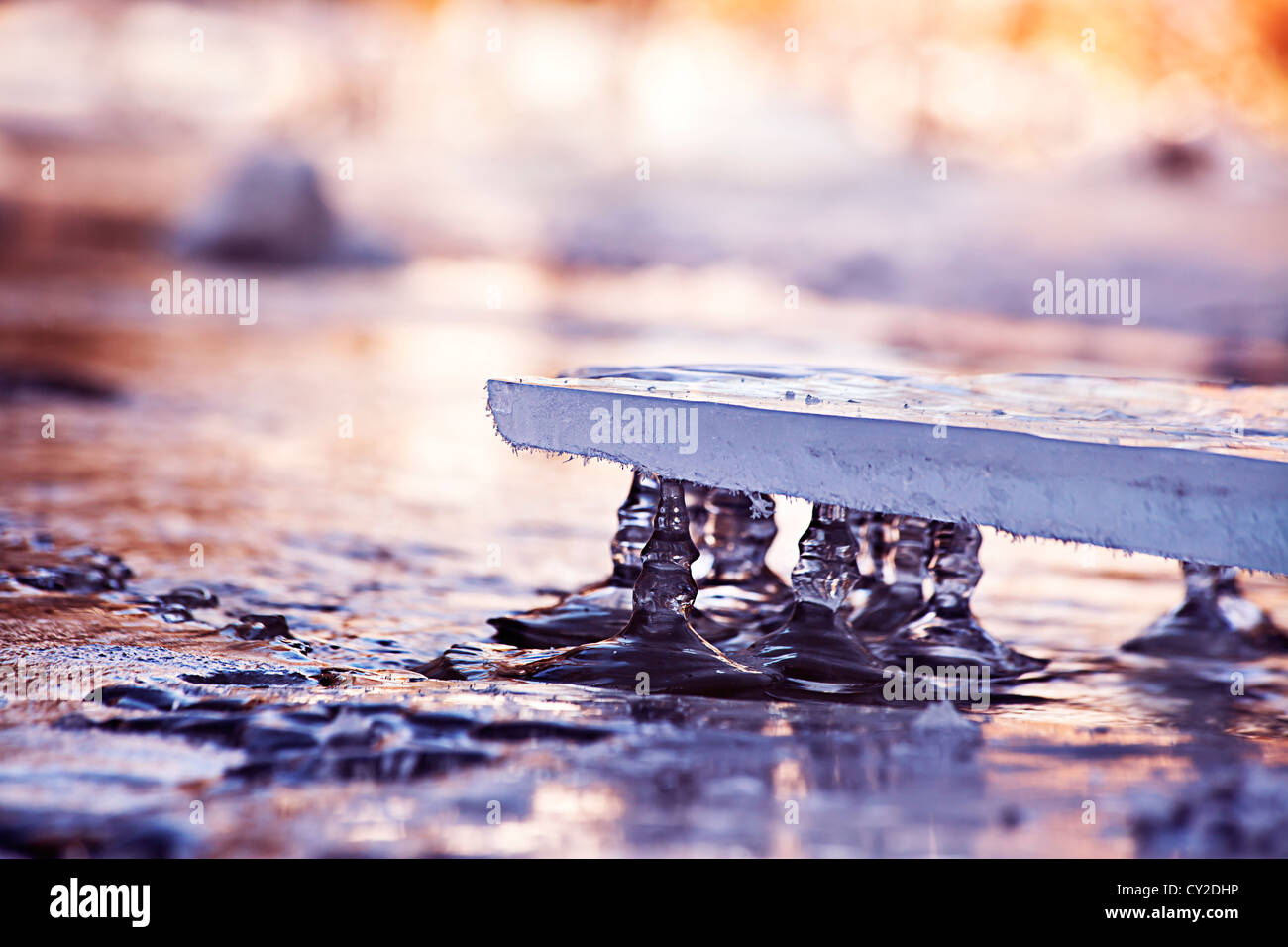 Differenz in den Levels auf dem Fluss mit Eisschicht gesehen Stockfoto