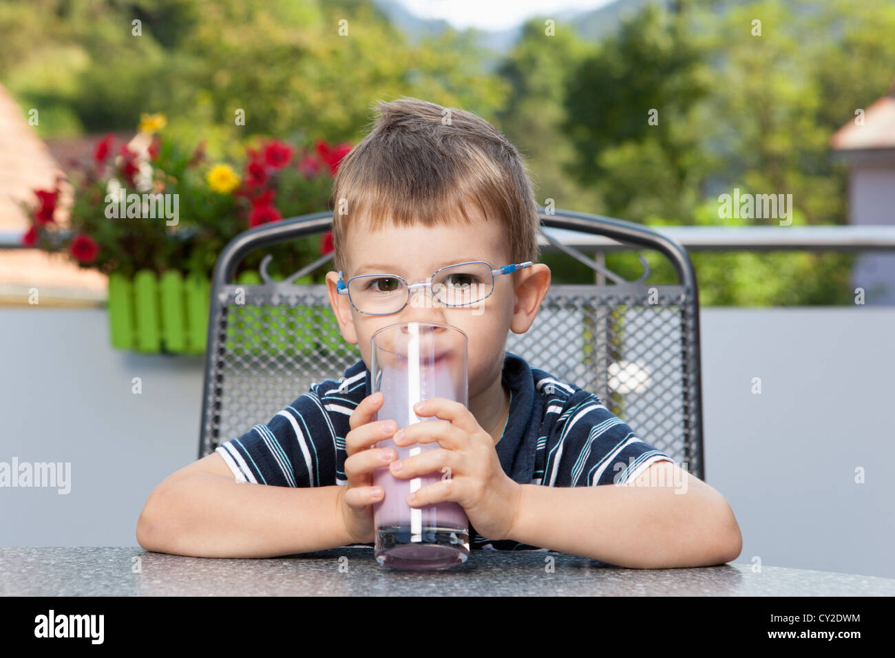 Kleiner Junge Milch trinken Stockfoto