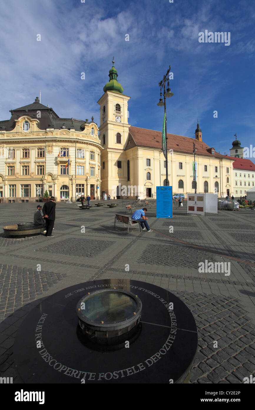 Rumänien, Sibiu, Piata Mare, Rathaus, Kirche der Heiligen Dreifaltigkeit, Stockfoto
