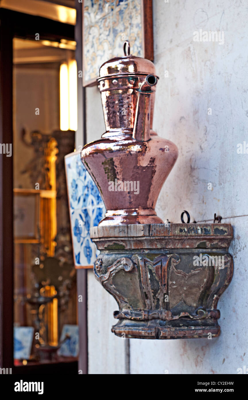 Handwerkskunst aus Kupfer in einem externen Shop in Sintra Villa Land: Portugal Stockfoto