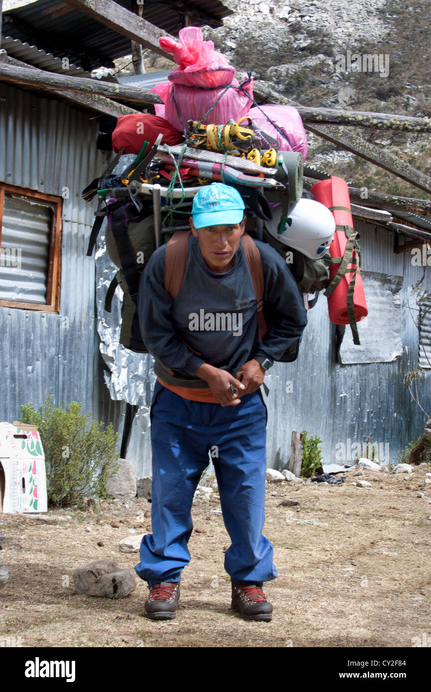 Ein Träger mit schwerem Gepäck Stockfoto