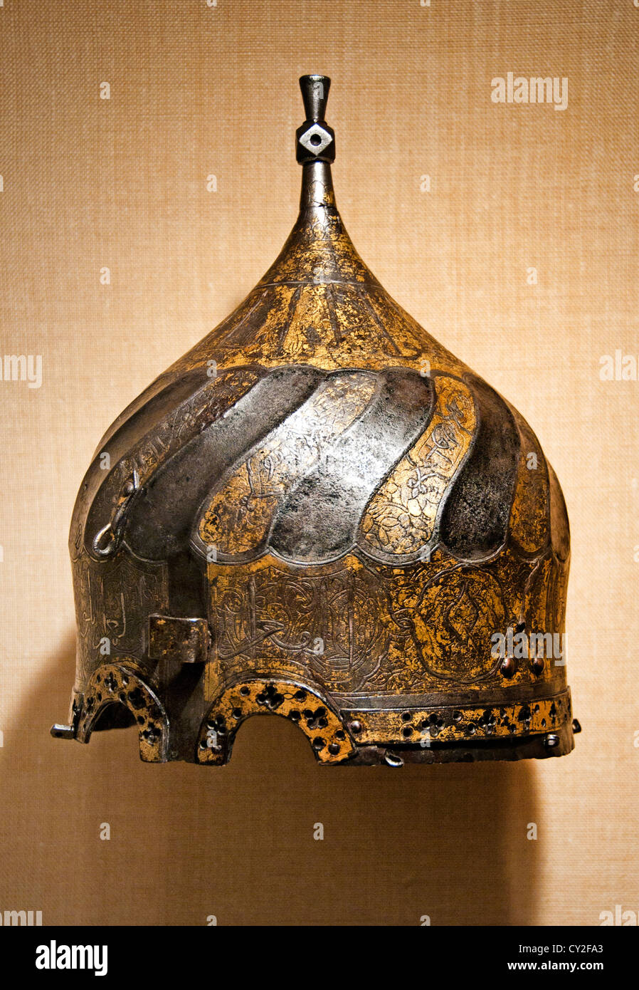 Turban Helm Ende des 15. Jahrhunderts iranischen Stahl graviert mit gold und Silber Ak-AQ Turkoman Iran Anatolien Damaszierter 23 cm Stockfoto