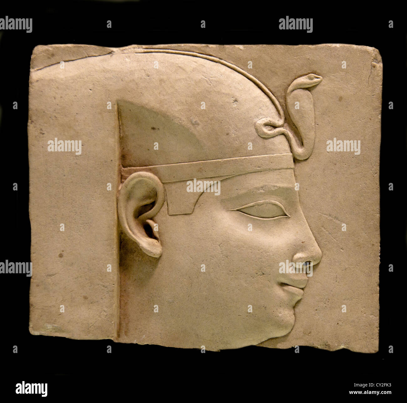 Plakette mit Kopf aus einem König späten ptolemäischen 400 – 200 v. Chr. Ägypten Kalkstein 12cm Stockfoto