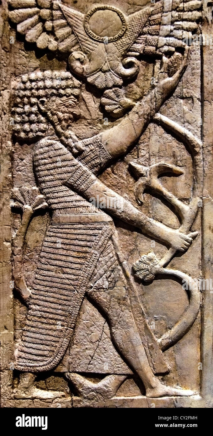 Männliche Figur greifen eine Baum geflügelte Sonne disc über Neo-assyrischen 9 / 8. Jahrhundert v. Chr. Mesopotamien Nimrud Kalhu Elfenbein Assyrien Syrien Stockfoto