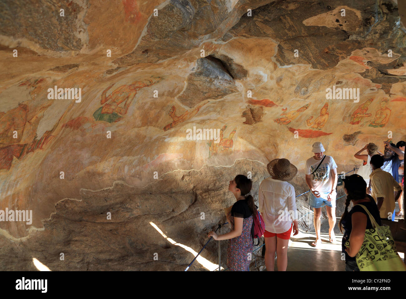 Touristen, die gerne an alten Fresken in Sigiriya Lion Rock antiken Tempel in Sigiriya, Sri Lanka Stockfoto
