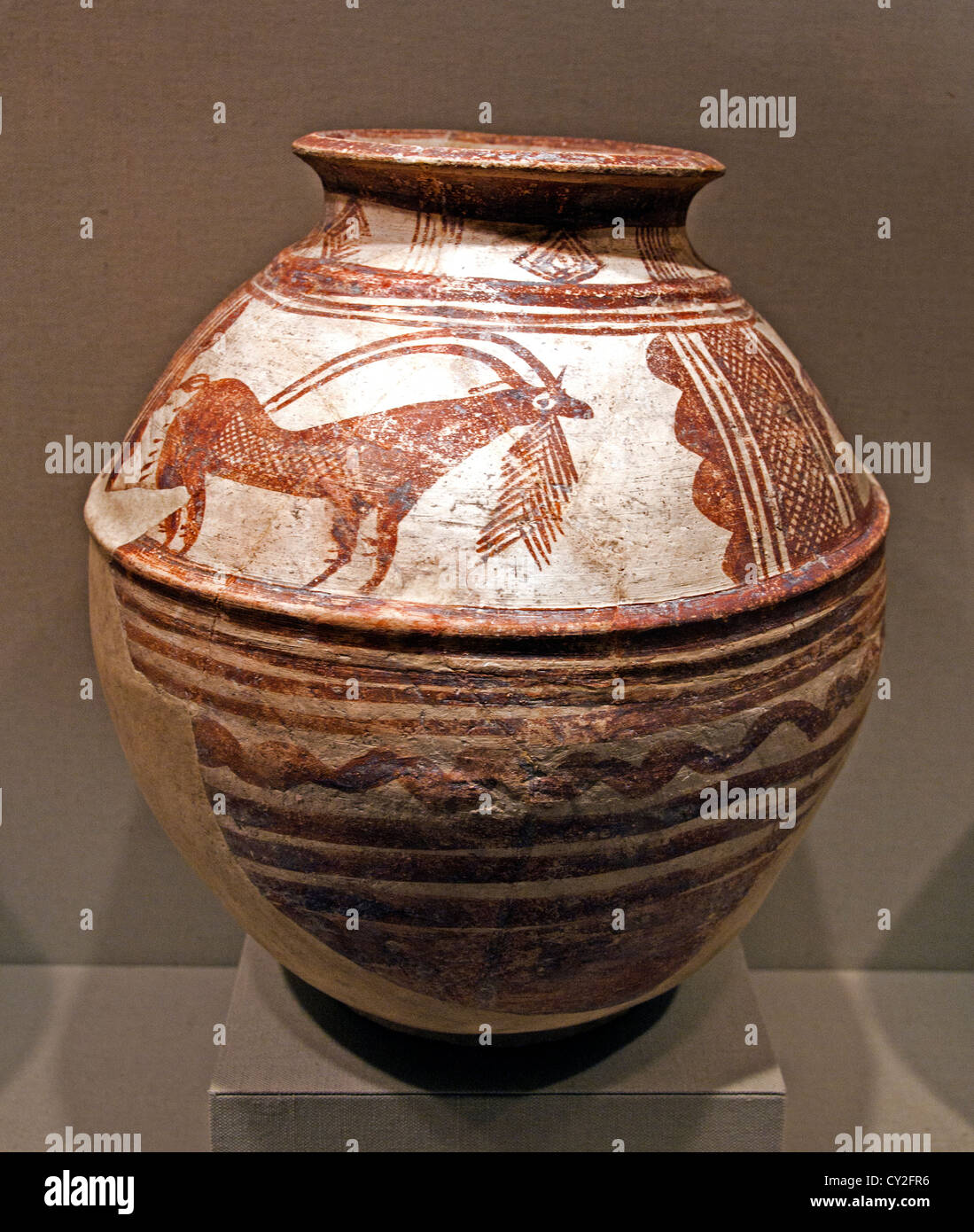 Glas mit Steinböcken Frühbronzezeit 2600 – 2500 v. Chr. Iran Luristan Kamterlan I Keramik 35 cm Keramik Stockfoto