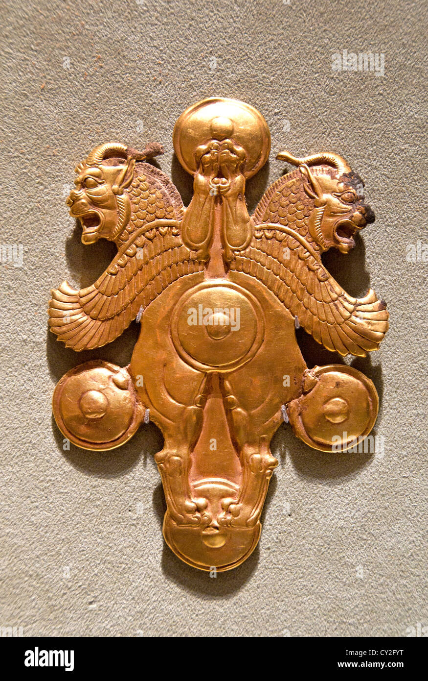 Plakette mit dem gehörnten Löwen Griffins Achaemenid 6.-4. Jh. v. Chr. Persien persische Geographie Iran Achaemenid Gold 7 cm Stockfoto