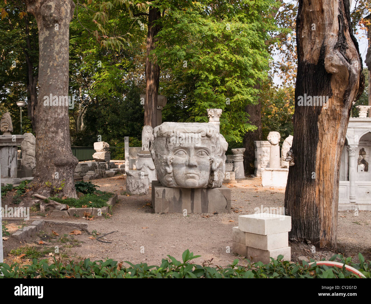 Istanbul archäologischen Museen sind Heimat für viele große Schätze der Vergangenheit, die Teile der Säulen und Statuen im Garten platziert Stockfoto