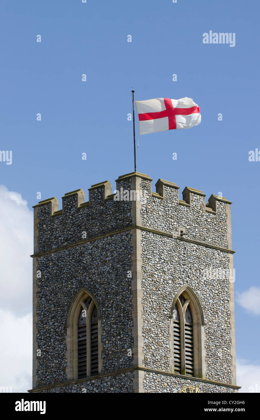 Wighton Dorf Allerheiligen Kirche Turm fliegen die Flagge von St. George Stockfoto