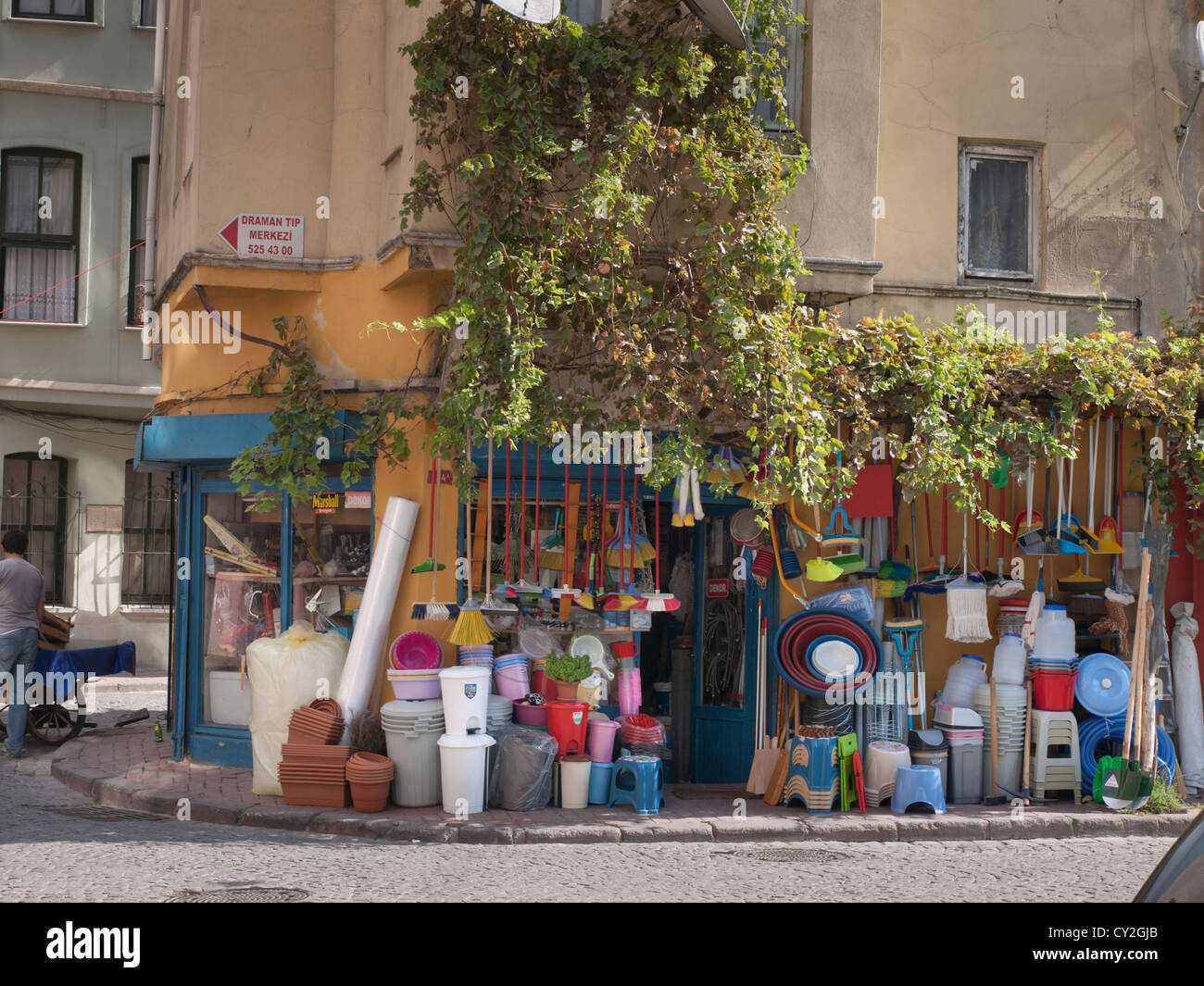 Alles aus Kunststoff, verkauft Utensilien in einem Geschäft in Balat Stadtteil von Istanbul Türkei Stockfoto