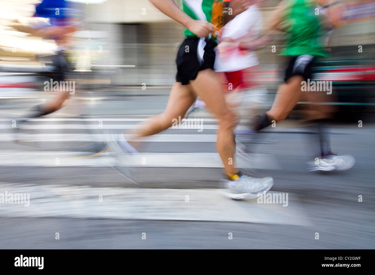 Marathonläufer laufen Rennen auf Straße Beine verschwommen Bewegung Athleten Stockfoto