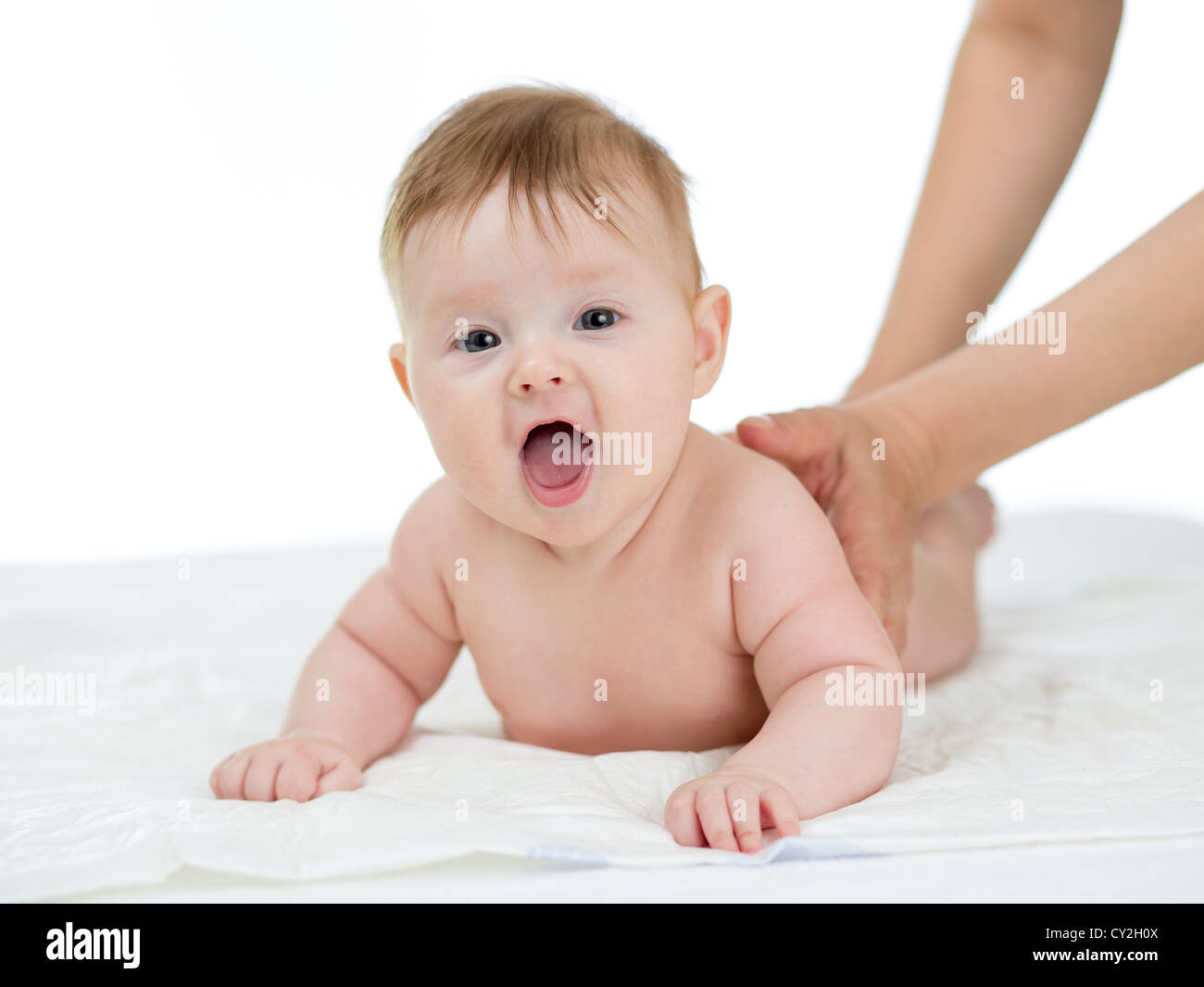 glückliches Baby immer Massagestudio erschossen auf weißem Hintergrund Stockfoto