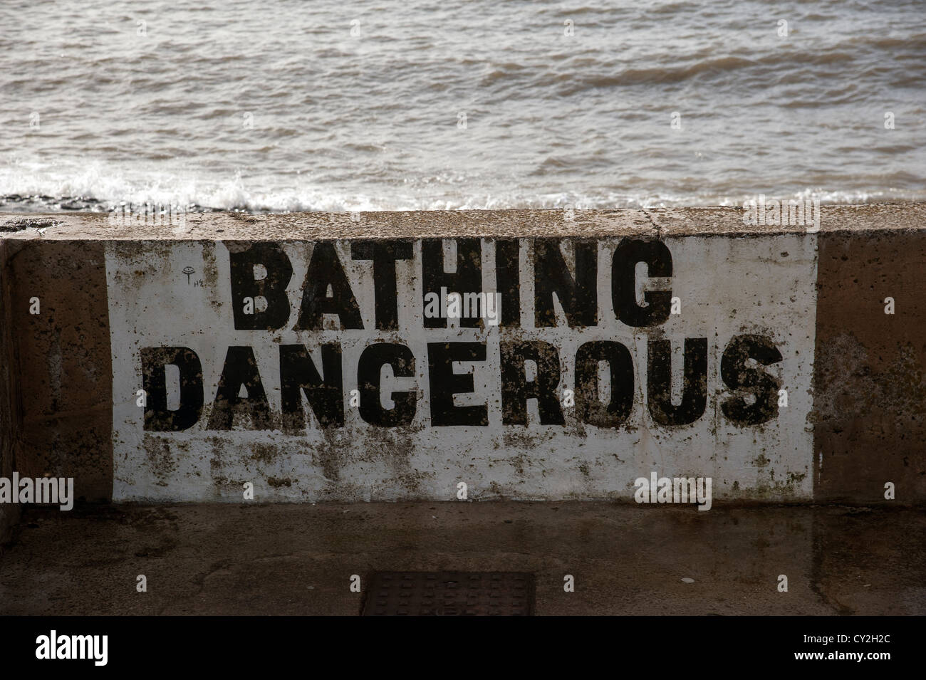 Baden gefährlich Schild gemalt auf Deich bei Porthcawl South Wales UK Stockfoto
