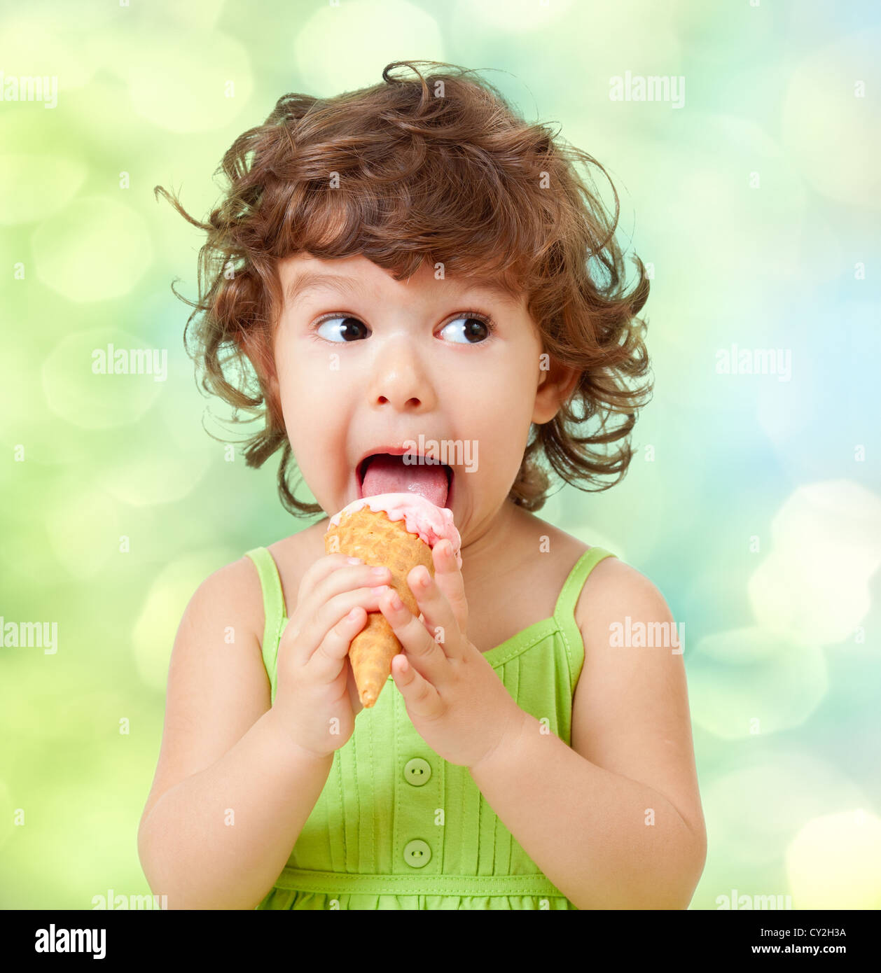 lockiges Mädchen mit Eis auf farbigen Hintergrund Stockfoto