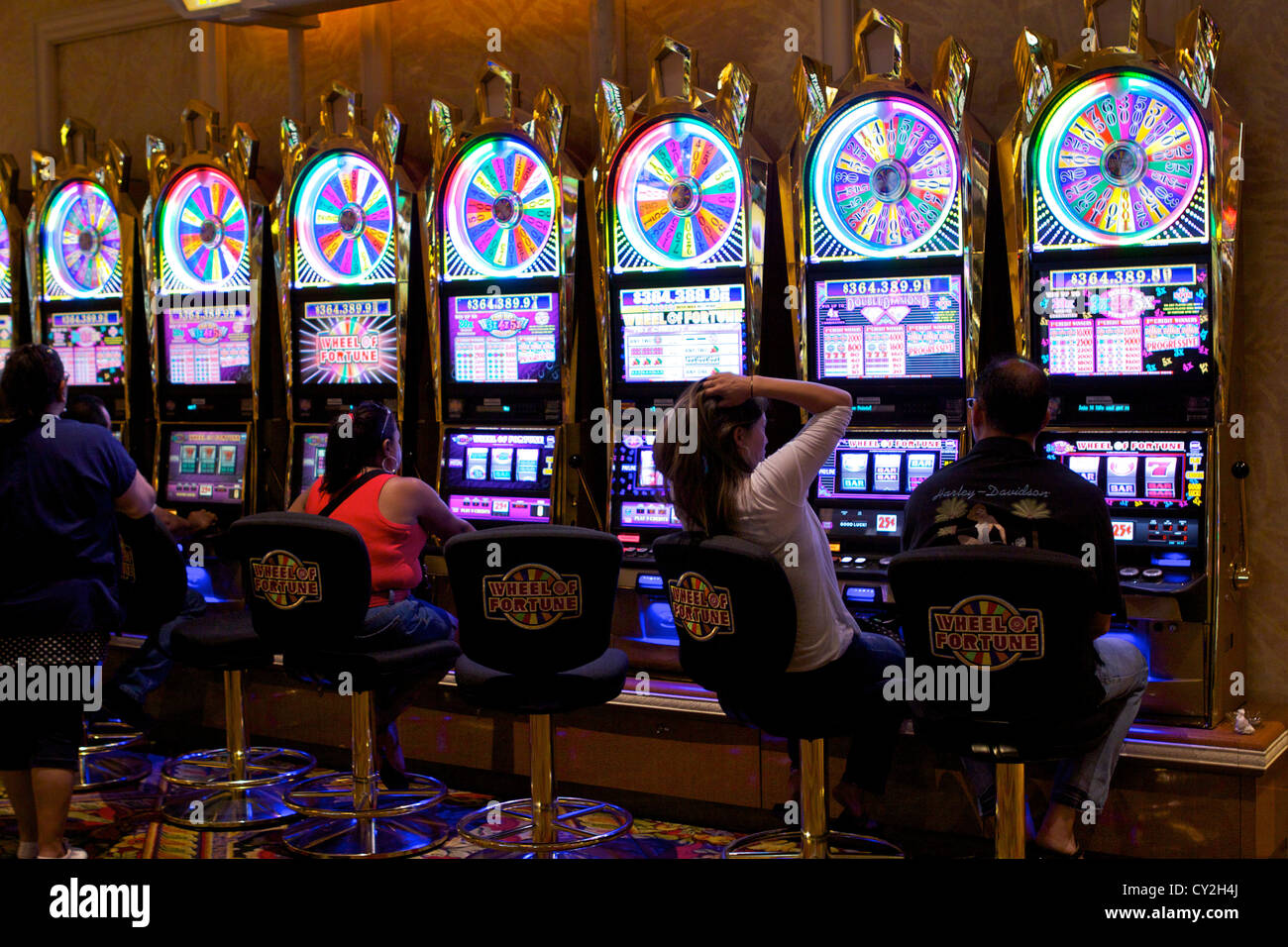 Besucher spielen der Spielautomaten im Casino des Mandalay Bay hotel Stockfoto