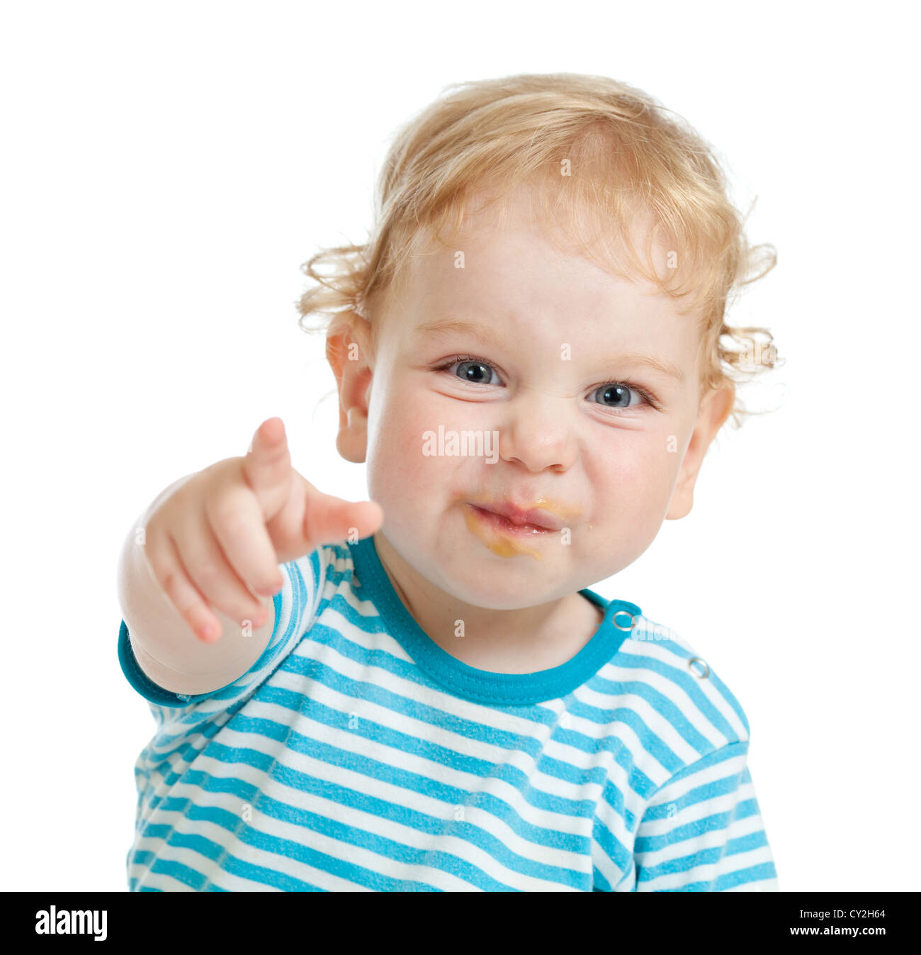 lustige lockiges Kind mit schmutzigen Lippen zeigen mit dem Finger direkt in die Kamera Stockfoto