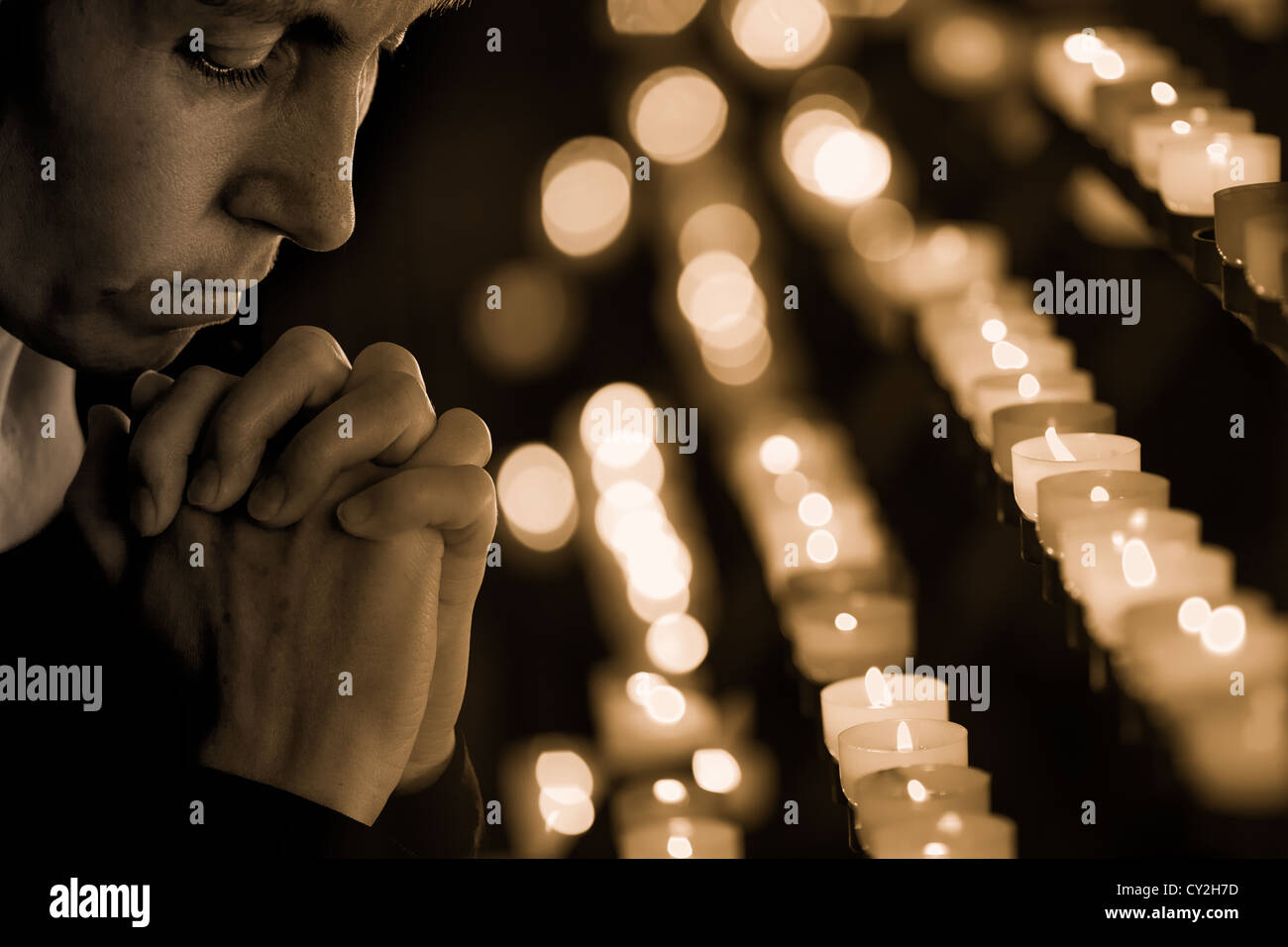 Frau in der Kirche beten Stockfoto