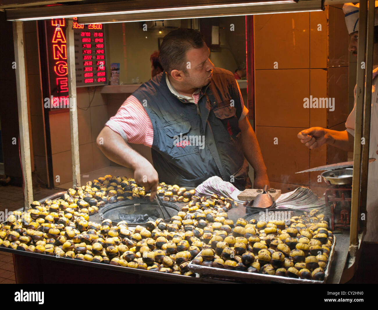 Ambulante Verkäufer bietet seine Ware, geröstete Kastanien, in den Straßen in Istanbul Türkei Stockfoto