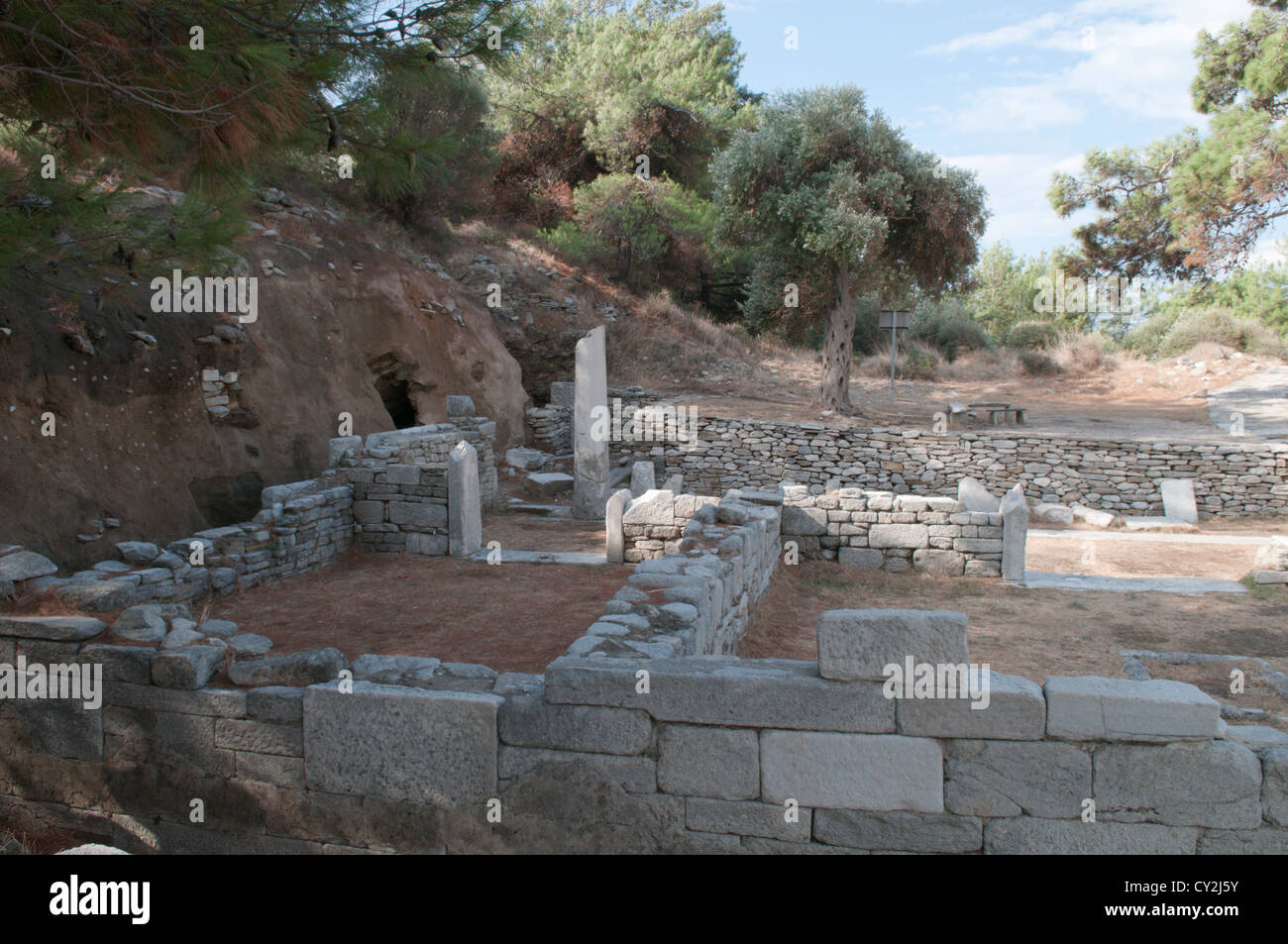 Thassos, Griechenland. Griechische Insel. September. Ruinen der beiden archaischen Tempel auf der Halbinsel Aliki oder Aliki Stockfoto