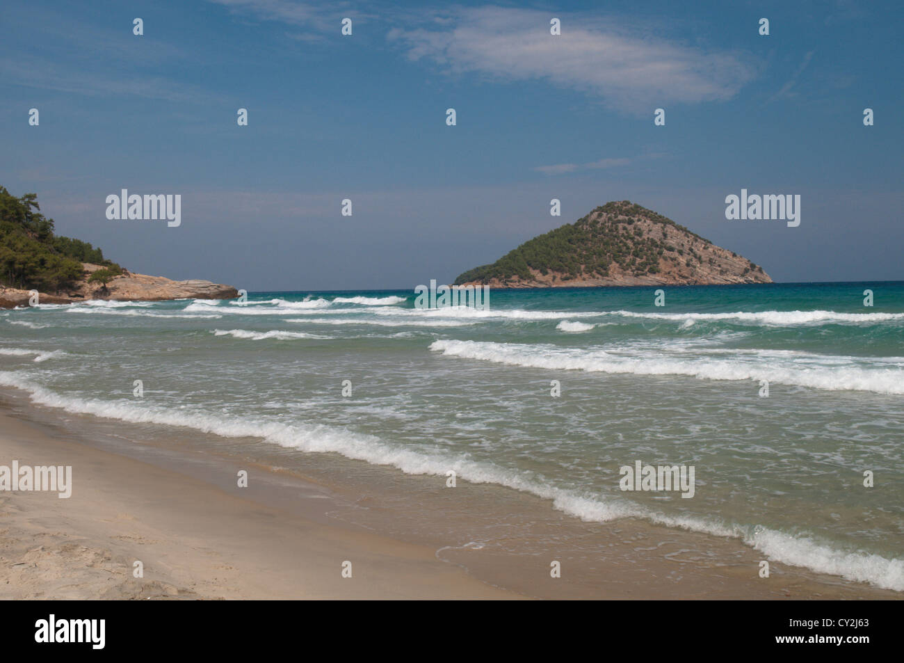 Thassos, Griechenland. Griechische Insel. September. Paradise Beach, im Hinblick auf die Kinira oder Kinyra auch Koinyra Insel. Stockfoto