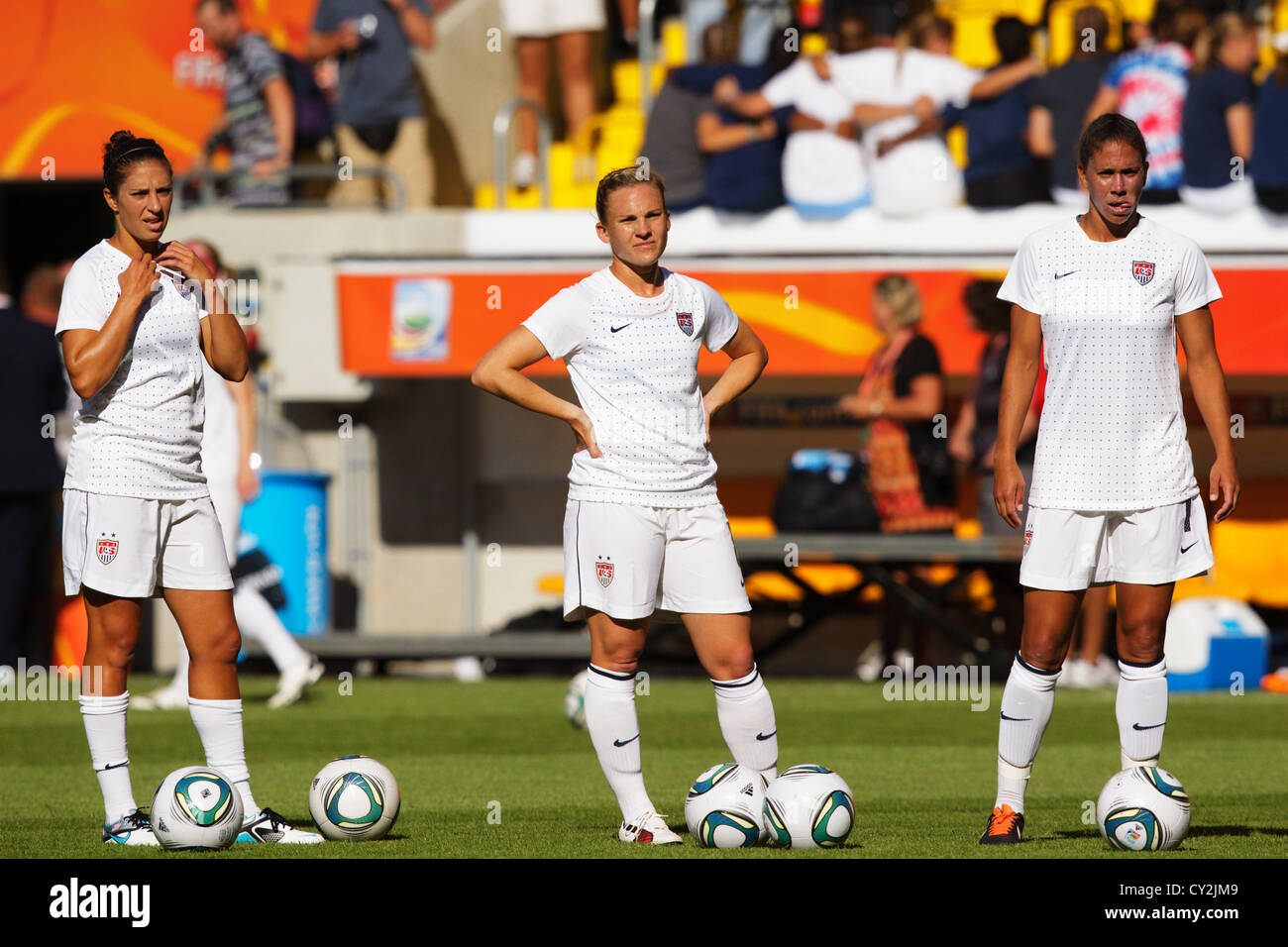 Spieler aus den USA Carli Lloyd, Amy Rodriguez und Shannon Boxx (L-R) wärmen Sie sich vor einer FIFA Frauen WM-Spiel gegen Nordkorea Stockfoto