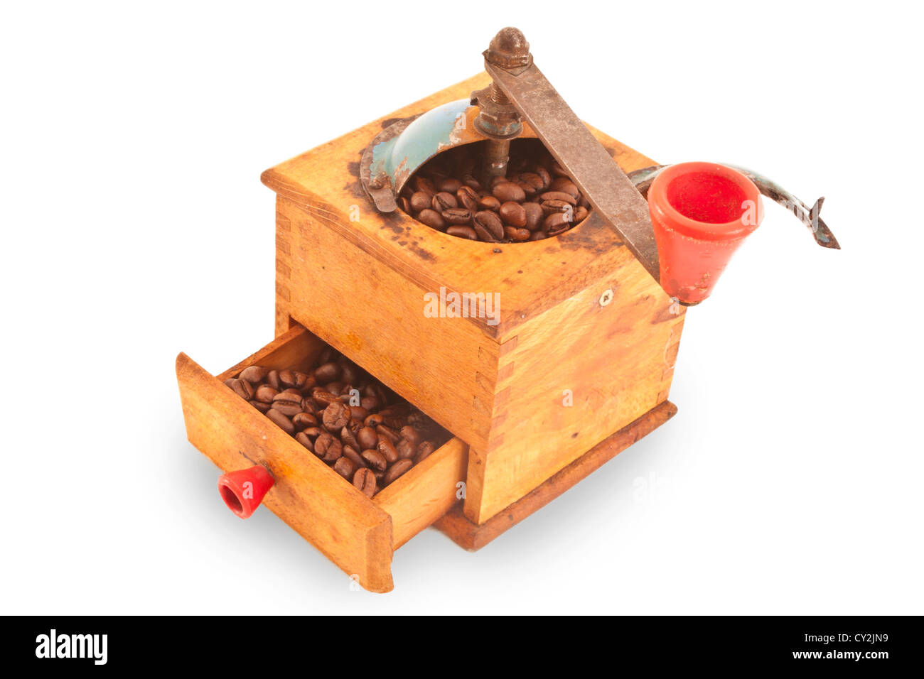 Antike Kaffeemühle voller Cooffe Körner. Stockfoto