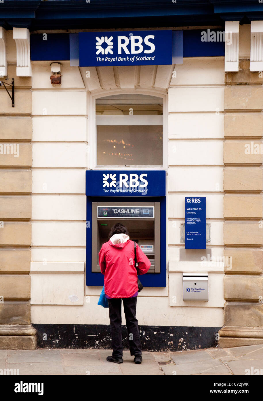 Frau immer Geld aus einem RBS Royal Bank of Scotland Geldautomaten, UK Stockfoto