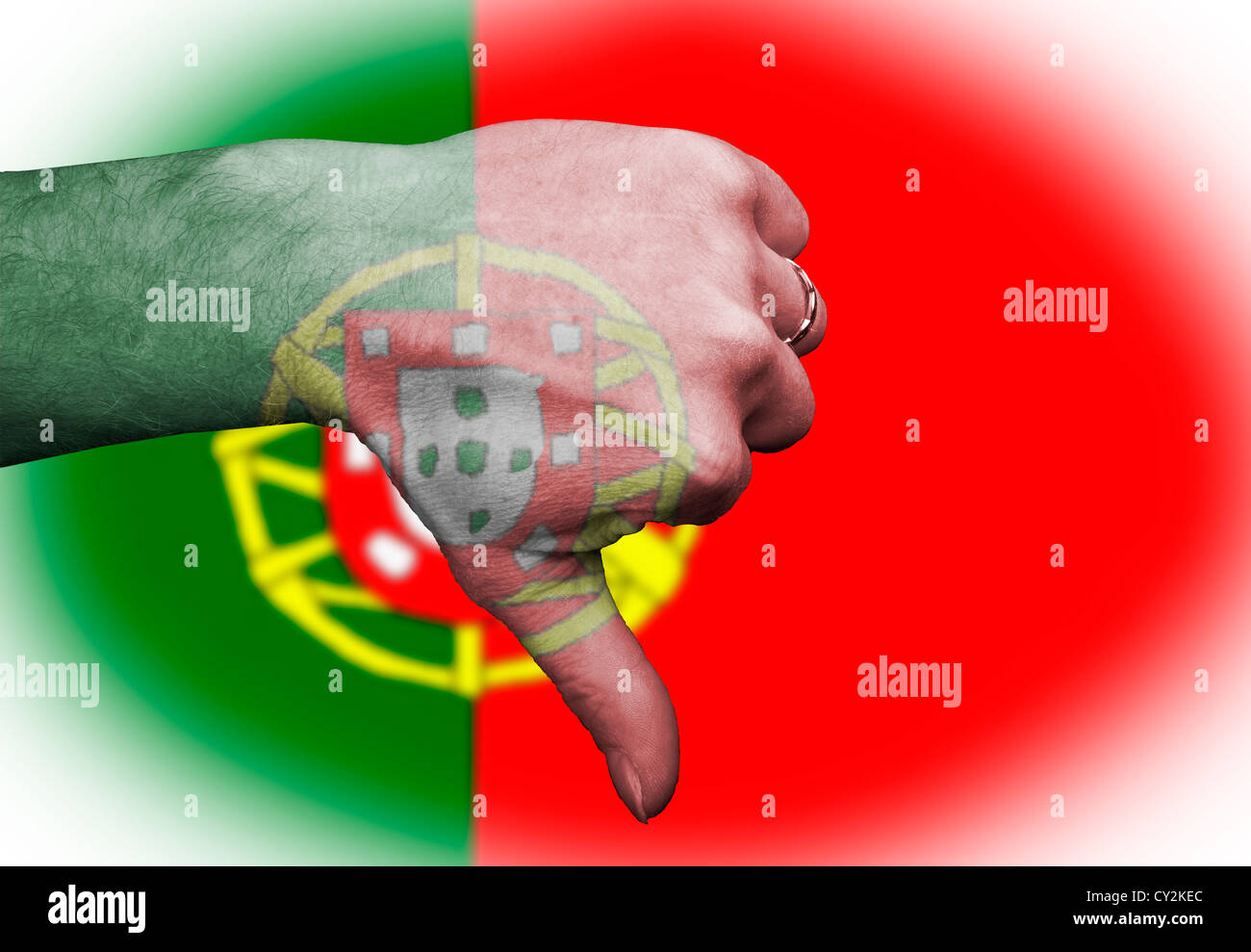 Daumen auf die Portugiesisch-Portugal, sportliche Metapher im Rugby-Fußball alle nationalen Sport-Team und herabwürdigende Verleumdung peopl Stockfoto