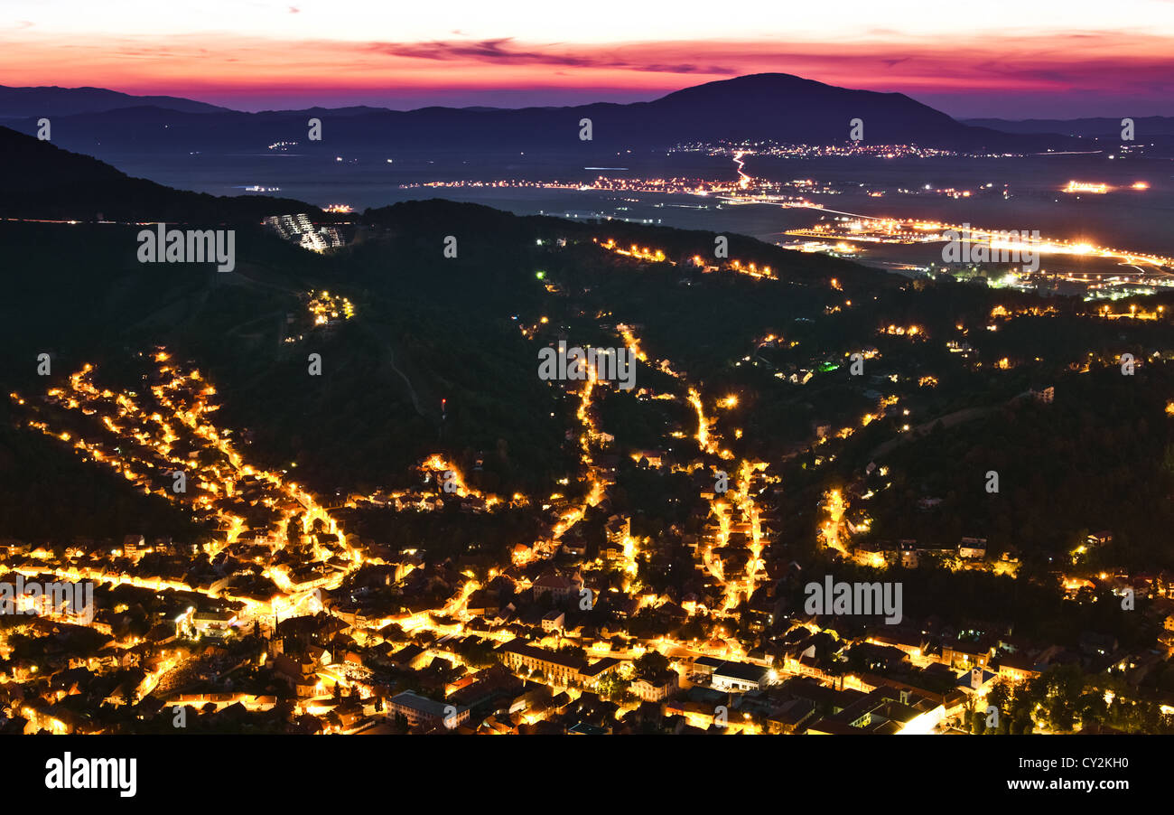 Nachtansicht von Kronstadt/Brasov Stockfoto