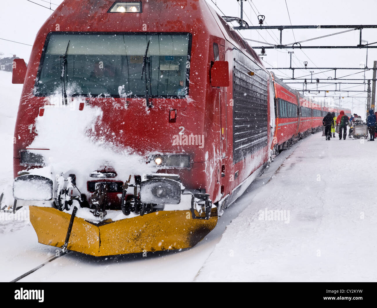 Norwegische Bahn zieht in Finse, winter Stockfoto