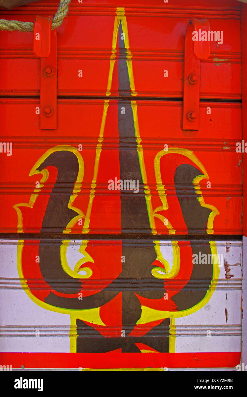 Gemälde der Heiligen Zeichen namens Trishul auf Rückseite eines LKW, Indien Stockfoto