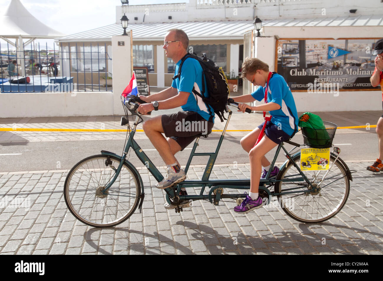Vater und Sohn Radfahren Reiten Fahrrad Tandem-Palma De Mallorca-Spanien Stockfoto