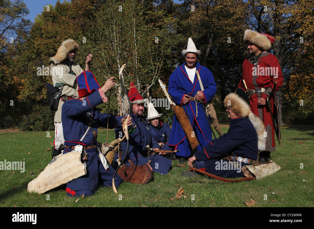 Gruppe der Baschkiren in traditionellen Kostümen. Baschkiren sind ein Turkvolk in Baschkortostan, eine Republik im östlichen Russland heimisch. Stockfoto